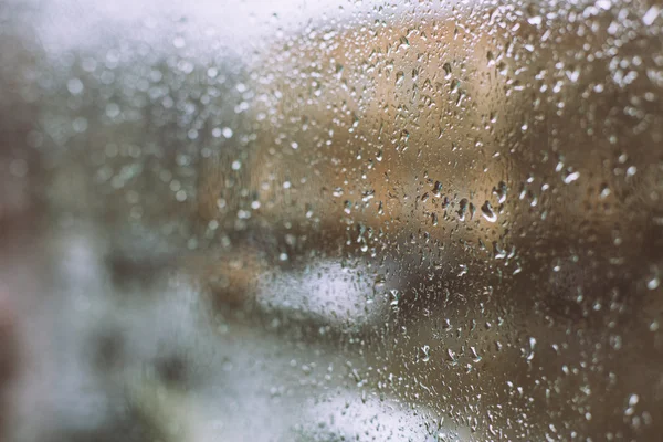 雨落在窗口复古筛选城市背景 — 图库照片