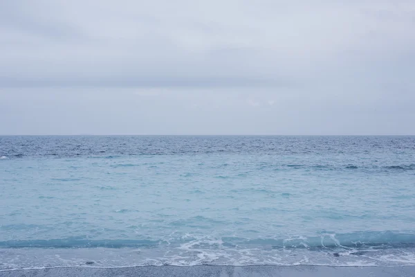 잔잔한 바다와 푸른 하늘에 두꺼운 안개를 뚫고 헷갈리는 선샤인 — 스톡 사진