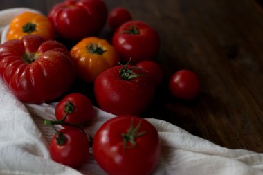 taze organik Kırmızı Sarı mix ve kiraz domates su damla Çiftçi Market ile koyu ahşap arka plan yumuşak odak ek yük-açı vuruşta rustik tarzda dekore edilmiş