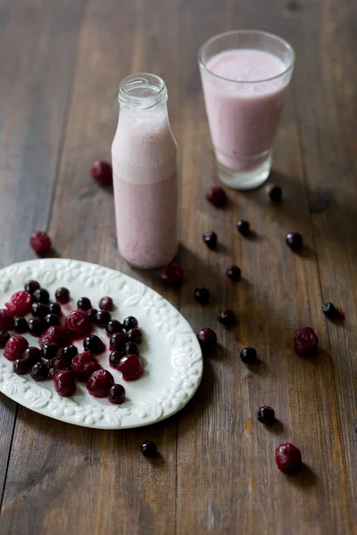 Batido de cereza de mora orgánica fresca hecha de yogur casero y bayas del mercado de agricultores en madera oscura estilo rústico fondo enfoque suave tiro de ángulo superior —  Fotos de Stock