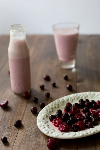 Verse organische blackberry cherry smoothie gemaakt van zelfgemaakte yoghurt en bessen van boerenmarkt op donker hout rustieke stijl achtergrond schot overhead-hoek soft focus Sea... — Stockfoto