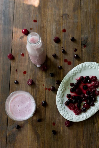 Свежий органический смузи из вишни из домашнего йогурта и ягод с фермерского рынка на фоне темно-деревенского стиля мягкий фокус над головой — стоковое фото