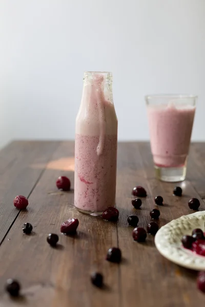 Verse organische blackberry cherry smoothie gemaakt van zelfgemaakte yoghurt en bessen van boerenmarkt op donker hout rustieke stijl achtergrond schot overhead-hoek soft focus Sea... — Stockfoto