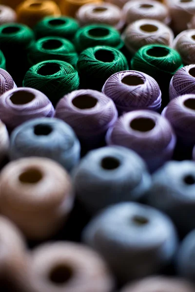 Hilos de hilos para tejer en diferentes colores fondo mesa de madera oscura rústica —  Fotos de Stock