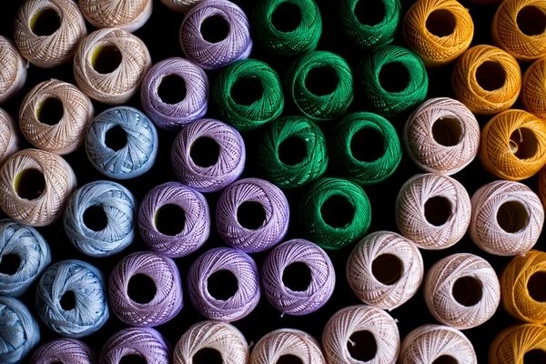 Пряжи нитей для вязания в разных цветах фона темно-деревянный стол деревенский — стоковое фото