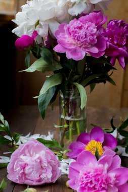 Beyaz ve pembe peonies buket çiçek Market rustik tarzda bir koyu ahşap tablo