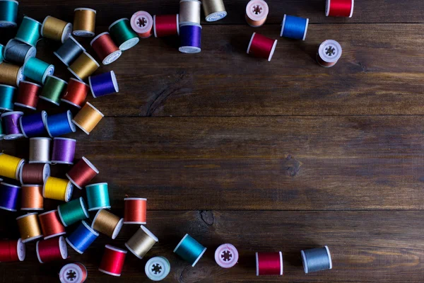 Szálak-a hímzések és a varrás-különböző színű keretben a üres hely a szöveg — Stock Fotó