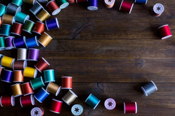 Hilos para bordar y coser en diferentes colores marco con espacio vacío para texto — Foto de Stock