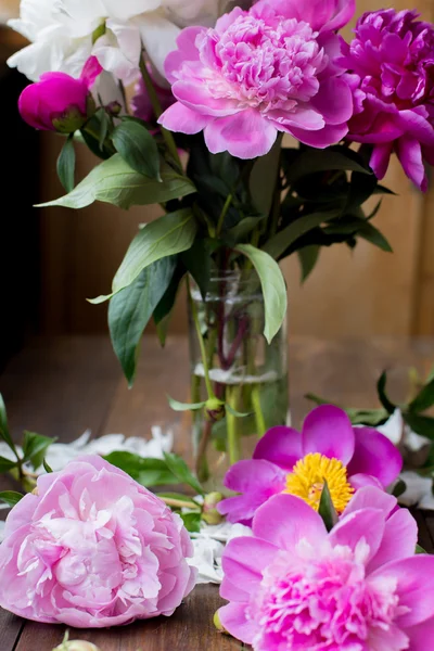 Ramo de peonías blancas y rosadas del mercado de flores en una mesa de madera oscura en estilo rústico — Foto de Stock