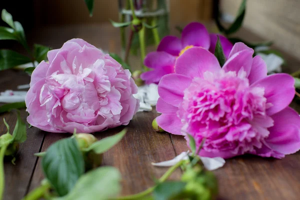 素朴なスタイルの暗い木のテーブル花市場から白とピンクのシャクヤク ブーケ — ストック写真