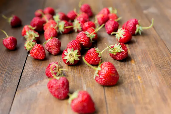 Organické čerstvé sladké jahody jako sezónní snídani ráno pravdu od zemědělců na trhu na pozadí tmavé dřevo stůl zařízené v rustikálním stylu — Stock fotografie