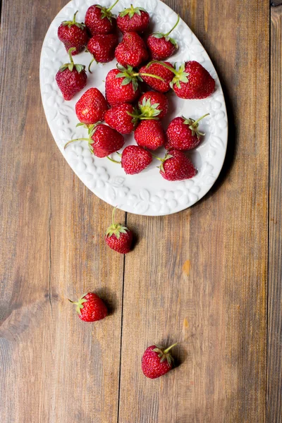 Organické čerstvé sladké jahody jako sezónní snídani ráno pravdu od zemědělců na trhu na pozadí tmavé dřevo stůl zařízené v rustikálním stylu — Stock fotografie