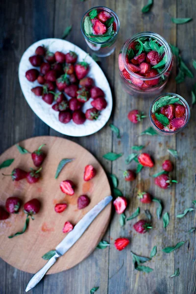 Strawberry mynta infunderas vatten inredda i rustik stil på mörka bord av trä bakgrund — Stockfoto