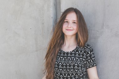 uzun saç ile serin genç ve güzel beyaz sarışın genç hippi kız portresi gülen ve having fun poz