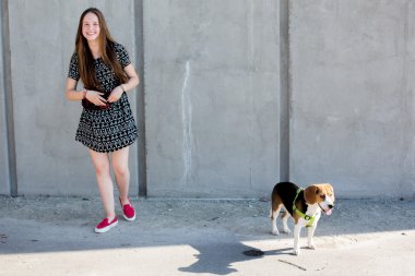 uzun saç ile serin genç ve güzel beyaz sarışın genç hippi kız portresi gülen ve having fun onun beagle yavru köpek ile poz