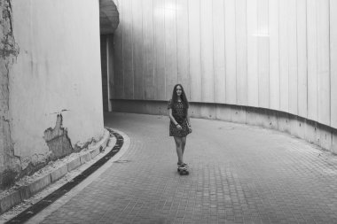 uzun muhteşem saçlı güzel genç ve güzel beyaz sarışın genç hipster patenci kız gülümseyerek ve şaşırtıcı yaz gündüz ile onun sevimli küçük paten buz pateni süre dışarıda eğleniyor poz