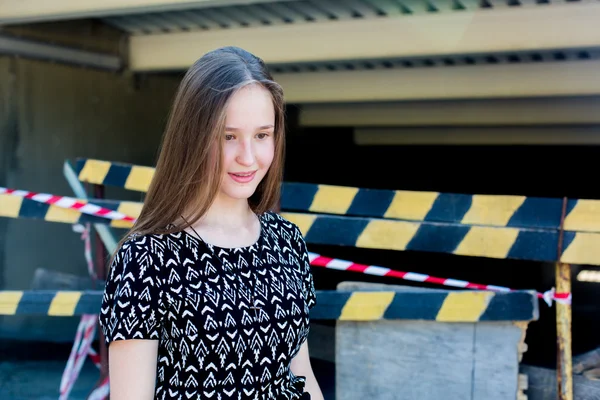 Retrato de fresco jovem e bonito caucasiano adolescente menina hipster loira com longo cabelo lindo está posando sorrindo e se divertindo — Fotografia de Stock