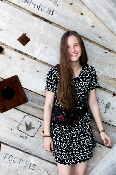 Retrato de fresco jovem e bonito caucasiano adolescente menina hipster loira com longo cabelo lindo está posando sorrindo e se divertindo — Fotografia de Stock