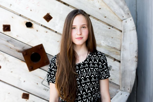 Retrato de fresco jovem e bonito caucasiano adolescente menina hipster loira com longo cabelo lindo está posando sorrindo e se divertindo — Fotografia de Stock