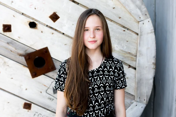 Retrato de fresco jovem e bonito caucasiano adolescente menina hipster loira com longo cabelo lindo está posando sorrindo e se divertindo — Fotografia de Stock