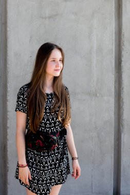 uzun saç ile serin genç ve güzel beyaz sarışın genç hippi kız portresi gülen ve having fun poz