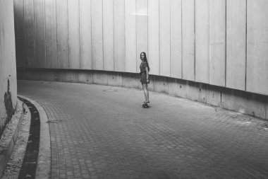 uzun muhteşem saçlı güzel genç ve güzel beyaz sarışın genç hipster patenci kız gülümseyerek ve şaşırtıcı yaz gündüz ile onun sevimli küçük paten buz pateni süre dışarıda eğleniyor poz