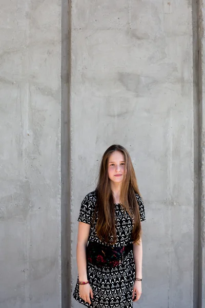 Retrato de fresco jovem e bonito caucasiano adolescente menina hipster loira com longo cabelo lindo está posando sorrindo e se divertindo — Fotografia de Stock