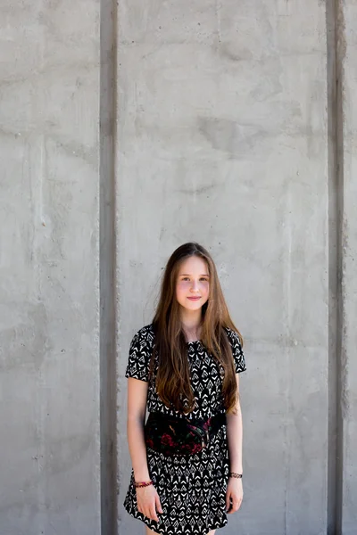 Retrato de fresco jovem e bonito caucasiano adolescente menina hipster loira com longo cabelo lindo está posando sorrindo e se divertindo — Fotografia de Stock