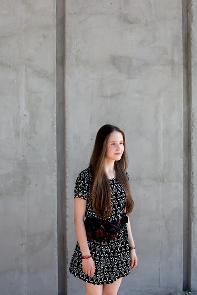 Retrato de fresco jovem e bonito caucasiano adolescente menina hipster loira com longo cabelo lindo está posando sorrindo e se divertindo — Fotografia de Stock