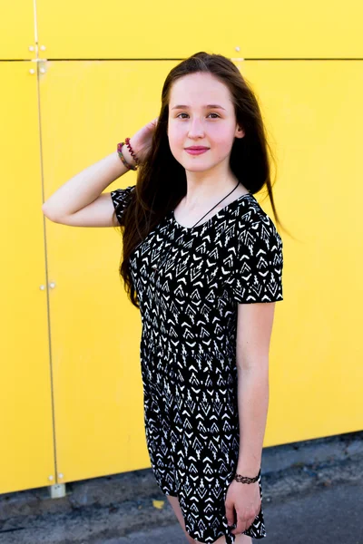 Retrato de fresco jovem e bonito caucasiano adolescente menina hipster loira com longo cabelo lindo está posando sorrindo e se divertindo — Fotografia de Stock