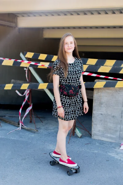 Legal jovem e bonito caucasiano loira adolescente hipster skatista menina com longo lindo cabelo está posando sorrindo e se divertindo fora enquanto patina com ela bonito pouco skate durante incrível verão dia — Fotografia de Stock