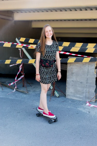 Legal jovem e bonito caucasiano loira adolescente hipster skatista menina com longo lindo cabelo está posando sorrindo e se divertindo fora enquanto patina com ela bonito pouco skate durante incrível verão dia — Fotografia de Stock