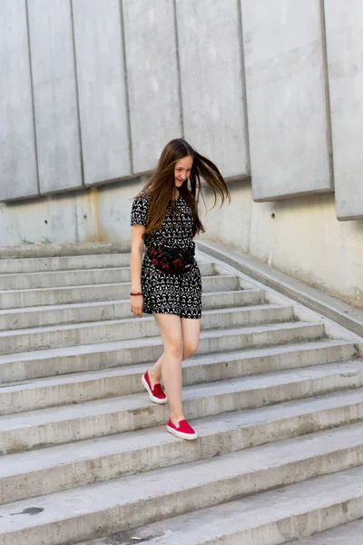 Retrato de fresco joven y hermosa rubia caucásica adolescente hipster chica con el pelo largo y hermoso está posando sonriente y divertirse — Foto de Stock