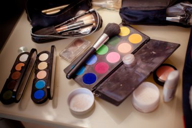 beyaz zemin üzerine çeşitli kozmetik