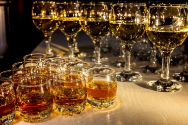 Düğün masa aranjmanı lüks alkol: konyak, şarap ve viski