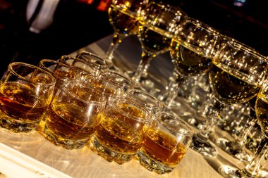 Düğün masa aranjmanı lüks alkol: konyak, şarap ve viski