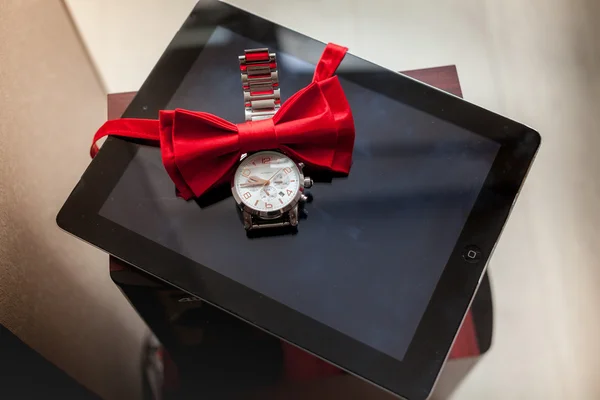 Düğün damat aksesuarları kırmızı renkte. Kravat-kelebek, izlemek, tablet.