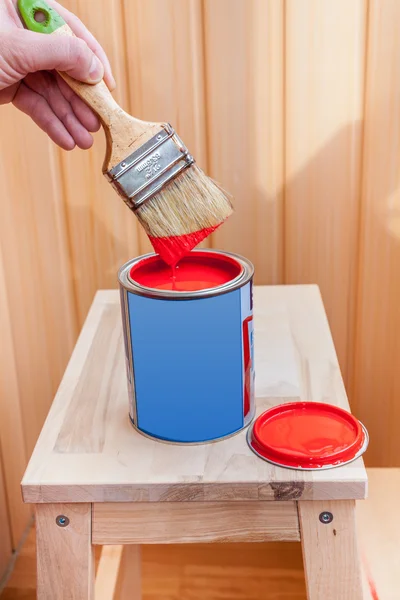 Peinture rouge et pinceau sur chaise en bois — Photo