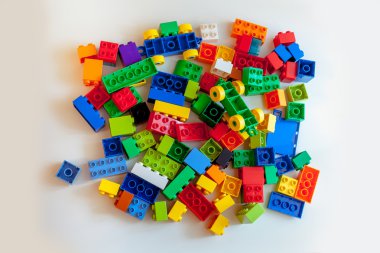 Beyaz arka plan üzerinde renkli Oluşturucu