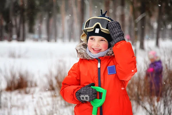 Küçük çocuk ile snowboard koruyucu gözlük