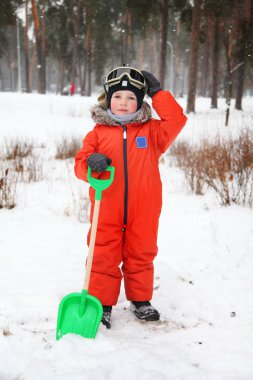 Küçük çocuk ile snowboard koruyucu gözlük