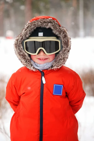 Küçük çocuk ile snowboard koruyucu gözlük