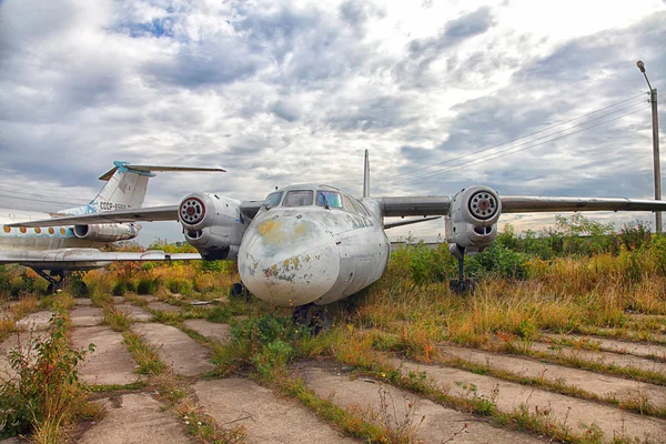 Antiguos aviones rusos en el aeródromo abandonado en verano . — Foto de Stock