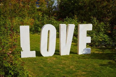 Yeşil zemin üzerine beyaz kelime aşk