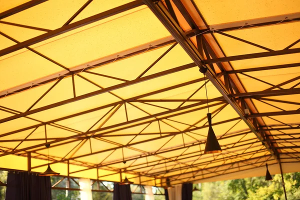 Kafe ve iç dekorasyon restoranda modern tavan lambası ile sarı arka plan.