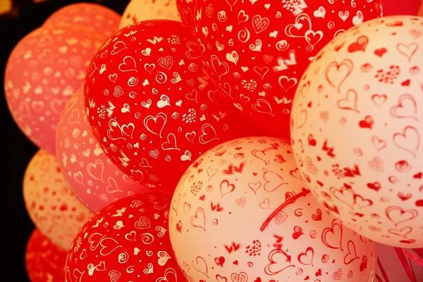 Kırmızı ve beyaz balonlar ile kalp yazdırma
