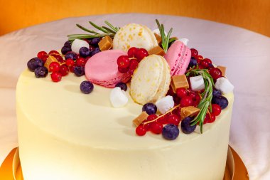 Doğum günü pastası krem, taze meyve ve çilek slayt.