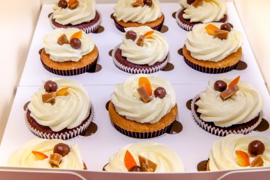 Lezzetli kek bir kağıt kutu içinde dizi