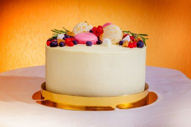 Doğum günü pastası krem, taze meyve ve çilek slayt.