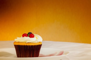 Lezzetli kek meyve Sarı zemin üzerine